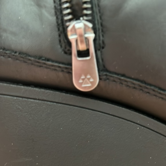 Women’s Cougar Villa Lug platform leather booties. Black. Size 9. Worn once! - Picture 9 of 11